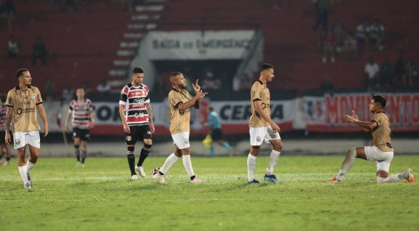 Jogadores do Central em comemoração de gol sobre o Santa Cruz no Arruda