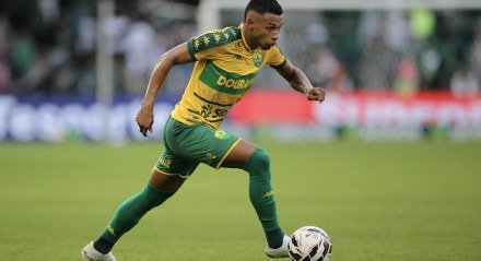 Jogador do Cuiabá em campo