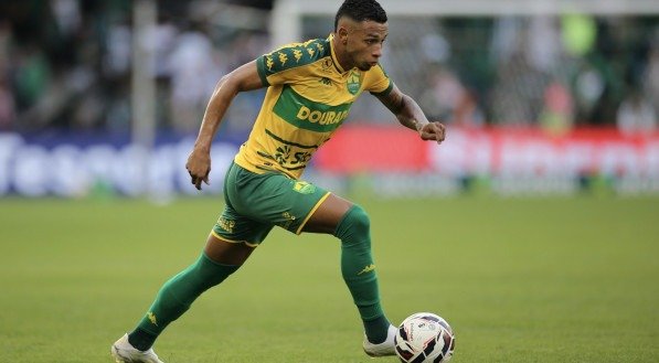 Jogador do Cuiabá em campo