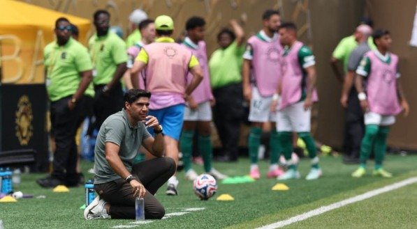 Após a vitória do Palmeiras sobre o Botafogo, que garantiu vaga nas quartas de final do Mundial de Clubes, o técnico Abel Ferreira elogiou Paulinho, autor do gol decisivo, destacando que ele foi contratado para momentos como esse, mesmo com limitações físicas que exigirão nova cirurgia após o torneio. Abel também fez um desabafo na coletiva, rebatendo críticas sobre seu trabalho e a ideia de que seu ciclo no clube estaria encerrado. Em tom emotivo, falou da sua conexão com o Palmeiras, elogiou a presidente Leila Pereira e afirmou que, apesar das dúvidas sobre o futuro, no Verdão ele se sente valorizado e motivado. O próximo desafio da equipe será contra o Chelsea, pelas quartas de final do Mundial.