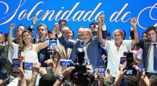 Marcílio Régio (PP) foi empossado como prefeito de Goiana, ao lado de sua vice, Lícia Maciel