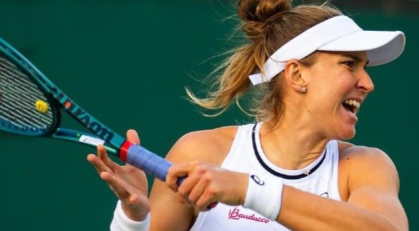 Brasileira passou por eslovaca Sramkova em jogo onde esteve abaixo no primeiro e segundo sets