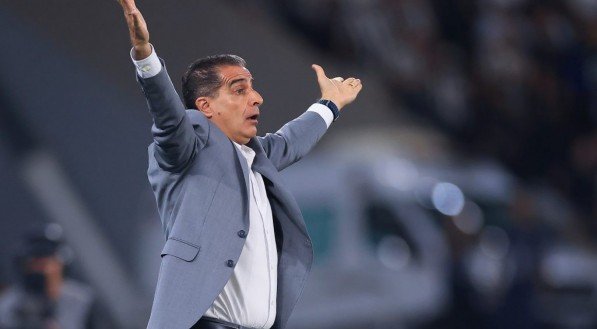 Renato Paiva se pronuncia após saída do Botafogo e nega interferência: ‘a mim ele não disse’