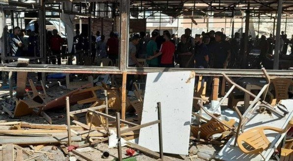 O ataque aéreo atingiu o café Al-Baqa, localizado no litoral da Cidade de Gaza