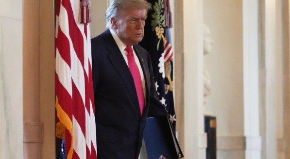 Presidente dos Estados Unidos, Donald Trump, elimina restrições econômicas contra a Síria, mas retoma contra Cuba
