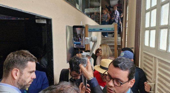 Discussão na Câmara do Recife após o vereador Eduardo Moura afirmar que levaria um manifestante à Delegacia