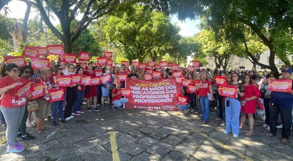 Profissionais de ensino da rede municipal do Recife estiveram na Câmara de Vereadores para pressionar a retirada dos artigos relacionados ao Fundef