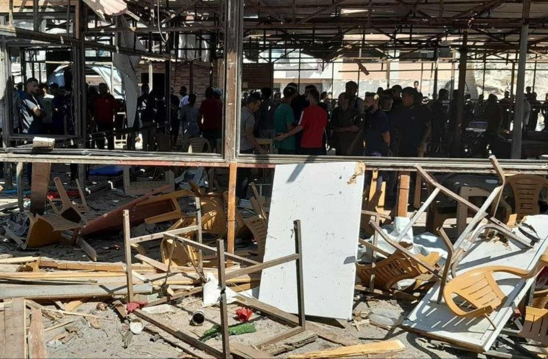  Ataque de Israel mata mais de 30 palestinos em café na praia de Gaza 