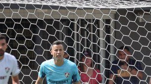 Goleiro Fabio, do Fluminense, em ação na Copa de Clubes