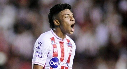 Alisson Santos atuando pelo Náutico em 2023