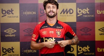 Pedro Augusto sorri e aponta para escudo do Sport