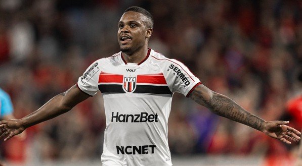 As equipes se enfrentavam na noite desta segunda-feira (30), na Arena Pantanal, pelo torneio nacional. Árbitro relatou não ter escutado nada.