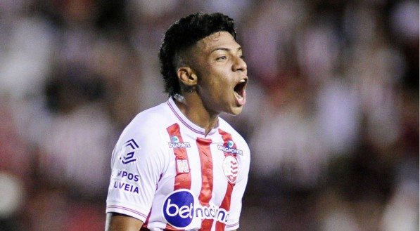 Alisson Santos atuando pelo Náutico em 2023