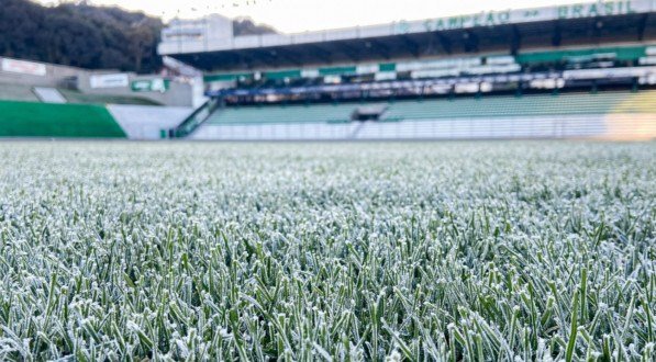 Frio extremo deixa gramado de estádio de futebol "branco" no Rio Grande do Sul; confira