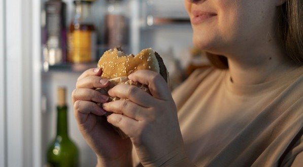 Alimentação emocional: entenda a diferença entre fome e ansiedade e como evitar excessos
