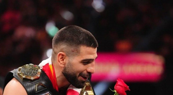 Com um grande nocaute sobre Charles do Bronx, Ilia Topuria conquistou o cinturão vago dos pesos-leves do UFC no último sábado (28), em Las Vegas.