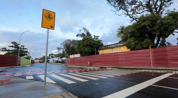 As faixas de rolamento passaram de quatro para seis nos dois sentidos de tr&aacute;fego e a geometria do novo vi&aacute;rio agora tem curvas e retornos
