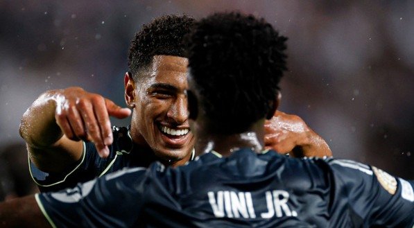 Bellingham e Vinicius Júnior abraçados em gol do Real Madrid