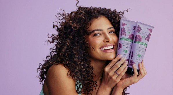 Cachos com mais definição e perfumados: conheça a nova linha do Boticário