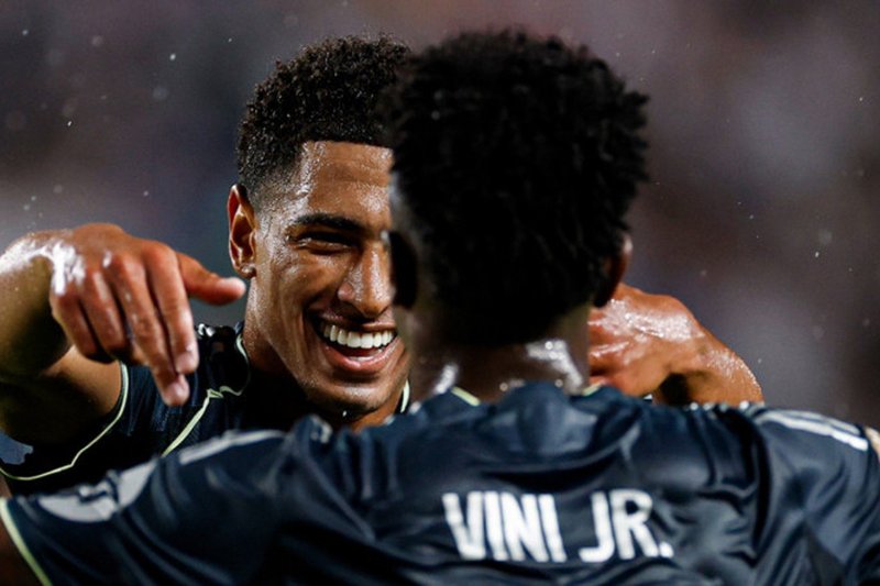 Bellingham e Vinicius Júnior abraçados em gol do Real Madrid