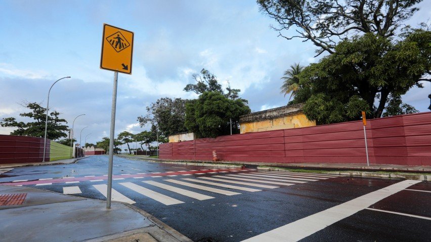 As faixas de rolamento passaram de quatro para seis nos dois sentidos de tr&aacute;fego e a geometria do novo vi&aacute;rio agora tem curvas e retornos

