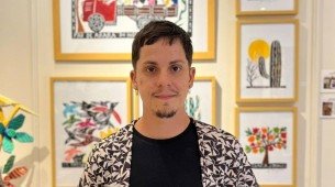 A arte criada por Bacaro traz figuras do povo, cenas cotidianas, manifestações culturais de rua e expressões típicas do Agreste pernambucano.