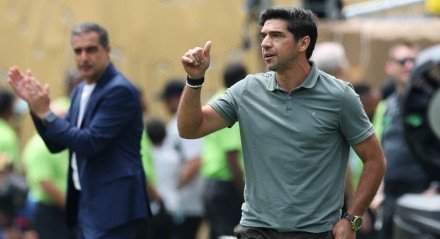 O técnico Abel Ferreira, do Palmeiras, em jogo contra o Botafogo no Mundial de Clubes 2025