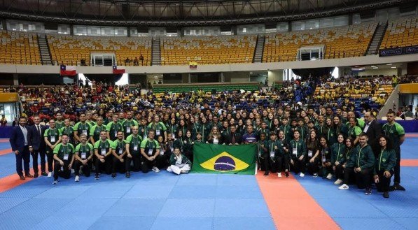 Equipe de Karatê reunida 