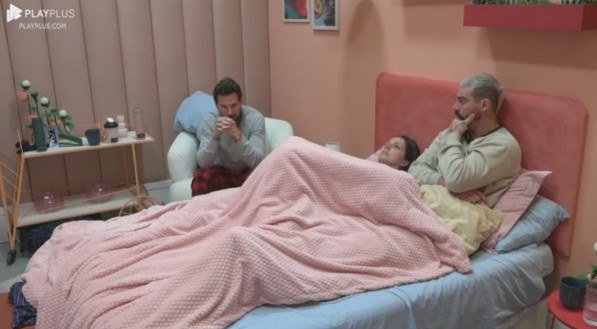 Carol, Radamés e Pessina acreditam que Adriana esteja blefando