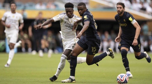 Vinícius Júnior em lance do jogo entre Real Madrid x Juventus pelas oitavas de final do Super Mundial de Clubes