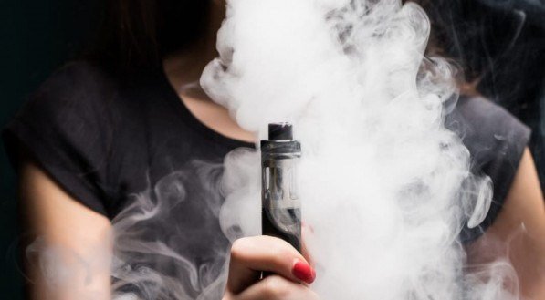 Imagem ilustrativa de pessoa utilizando um cigarro eletrônico
