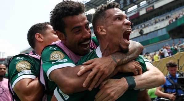 Paulinho comemorando gol de classificação do Palmeiras no Mundial de Clubes 2025