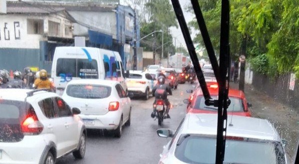 Voz do Leitor, 04/07: Trânsito caótico no Recife