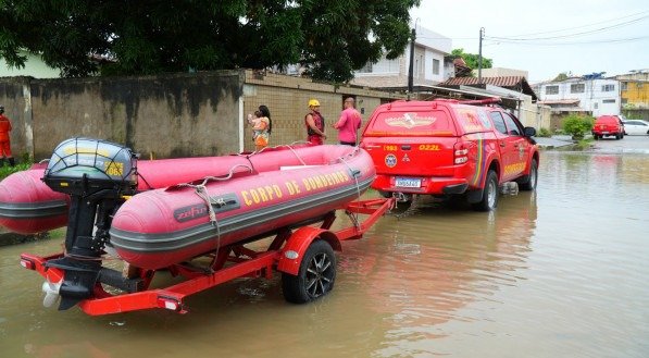 Alagamento foi registrado no bairro de Cajueiro, Zona Norte do Recife e precisou de atuação do Corpo de Bombeiros Civil