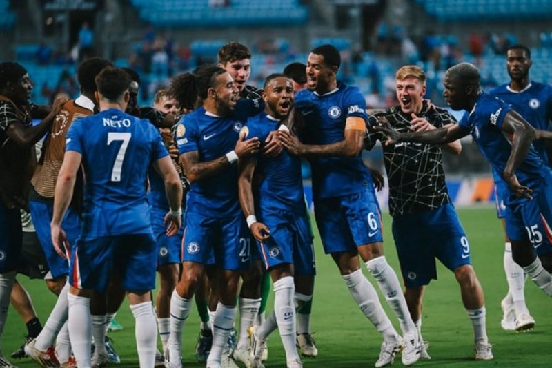 Jogadores do Chelsea comemorando vitória sobre o Benfica