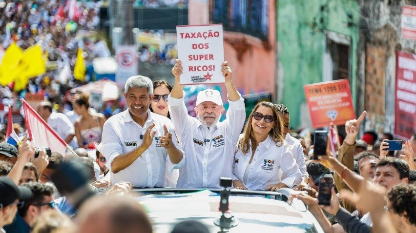 Presidente Lula segura um cartaz escrito &quot;taxa&ccedil;&atilde;o dos super ricos&quot; durante Caminhada do Dois de Julho, em Salvador, Bahia