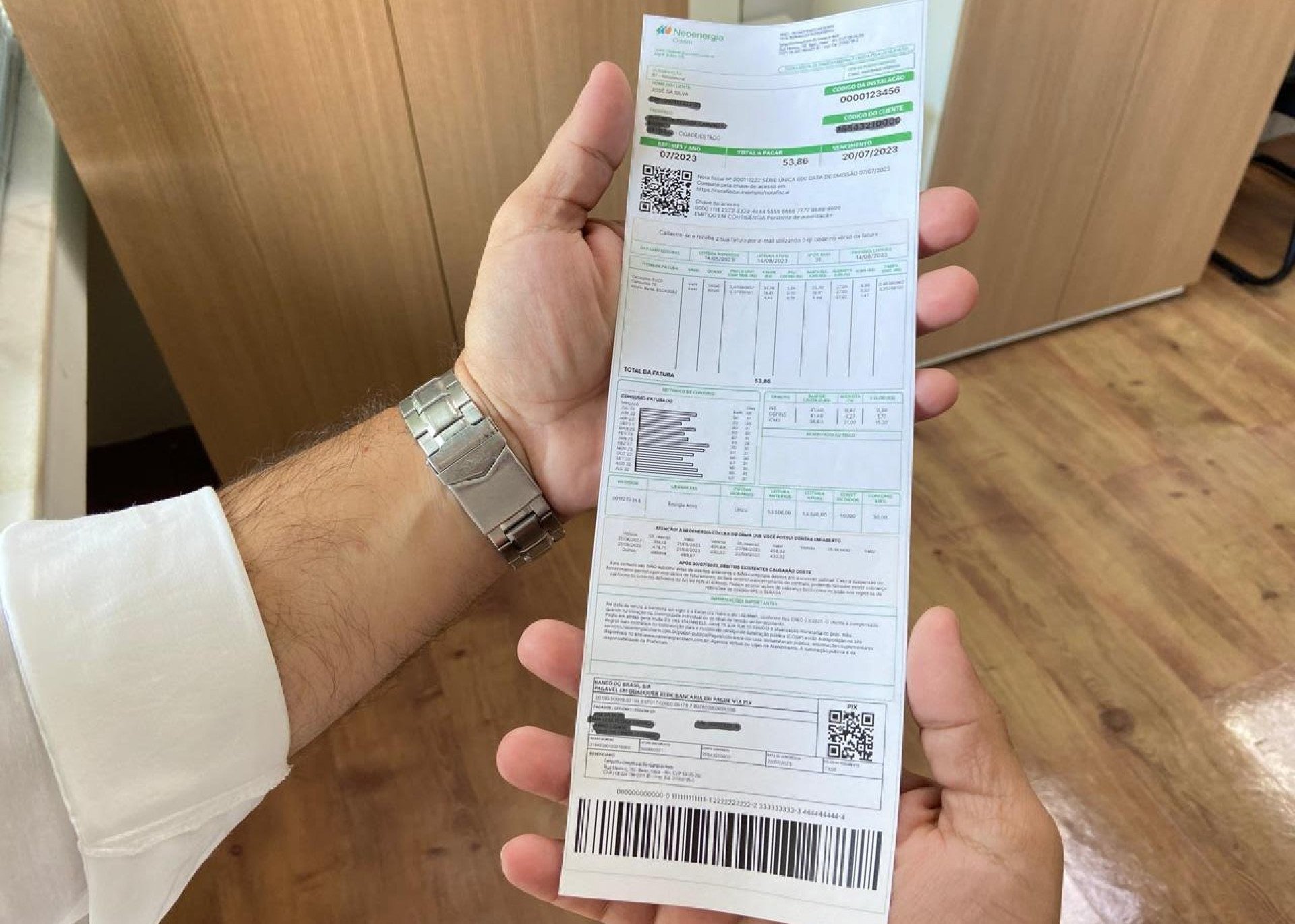 Cliente pode negociar débito da conta de luz com a Neoenergia na hora da visita de corte