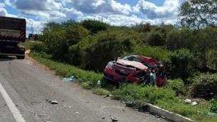 Carro envolvido em sinistro na BR-232 foi arremessado para fora da estrada