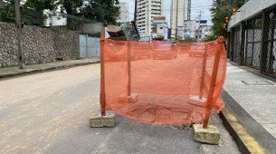 Asfalto cede e abre enorme cratera