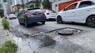 Vazamento de água e asfalto danificado