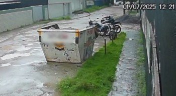Motocicleta é levada por criminosos em ação filmada no bairro da Várzea
