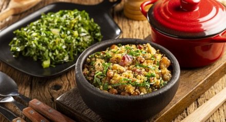 Imagem de feijão tropeiro, comida típica mineira
