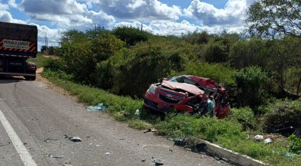 Carro envolvido em sinistro na BR-232 foi arremessado para fora da estrada