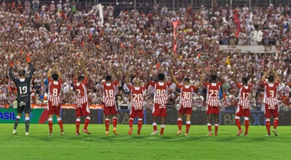 Jogadores agradecem a presença da torcida no jogo do Náutico