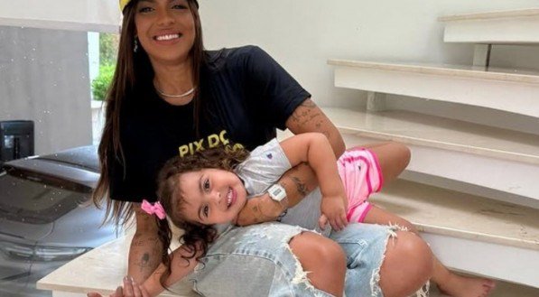 Cantora Tays Reis fala sobre estado de saúde da filha após diagnóstico de infecção altamente contagiosa