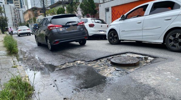 Voz do Leitor, 05/06: Vazamento de água e asfalto danificado
