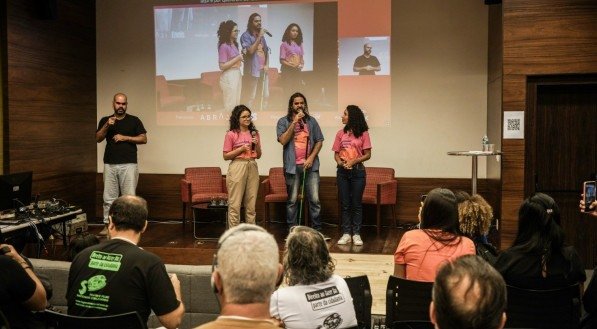 Larissa Pontes, Michel Platini e Mariana Clarissa, do Instituto Eficientes, durante abertura da 1ª edição do congresso Inova.aê