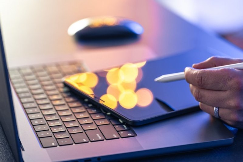 Pessoa de negócios trabalhando com computador e tablet