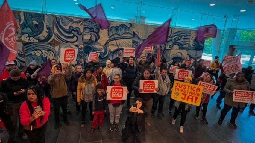 Manifestantes invadiram sede do banco Itaú, em São Paulo