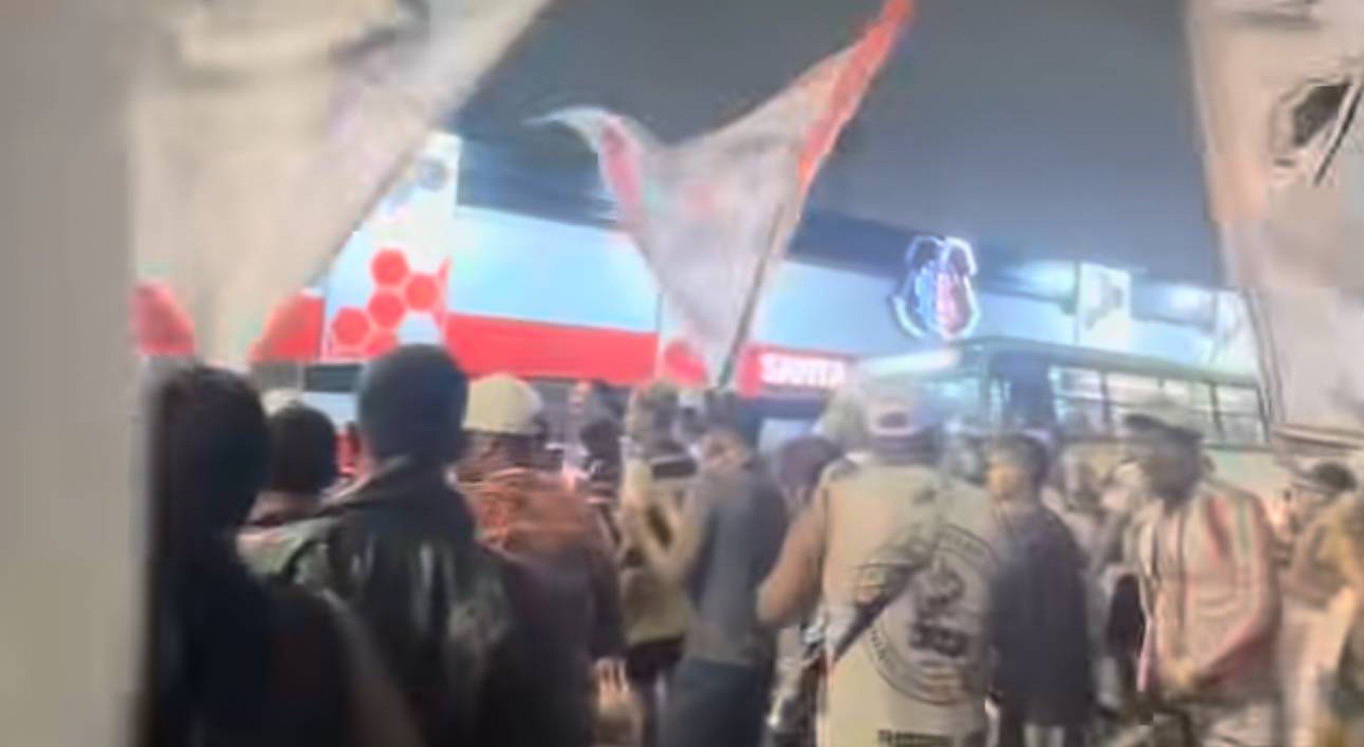 Torcida do Santa Cruz realiza protesto no Arruda em prol da SAF